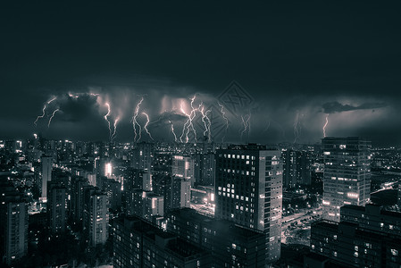 台风中人闪电下的城市夜景背景