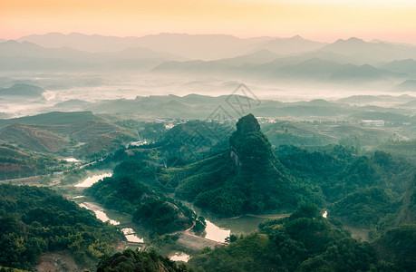 丹霞山山乡晨雾背景图片