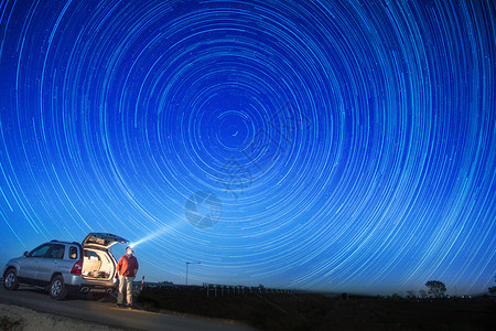 田野夜晚夜空中的星轨设计图片