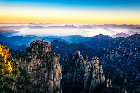 猴子与人互动黄山日出背景