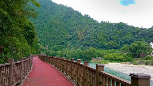 青山绿水间的跑道绿道高清图片