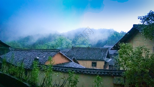云雾环绕的小山村背景图片