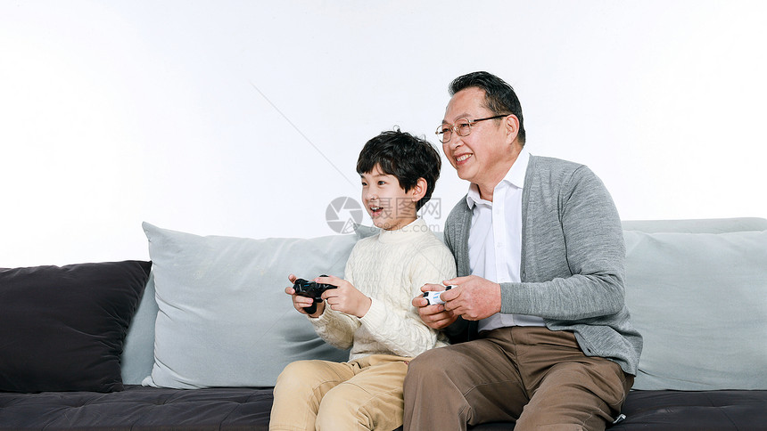 老人和孙子玩游戏图片