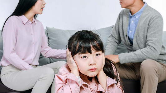 女孩的消极情绪父母争吵小女孩很无奈背景