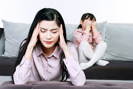 女孩的消极情绪孩子苦恼母亲烦恼背景