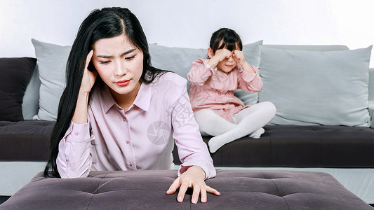 女孩的消极情绪孩子苦恼母亲烦恼背景