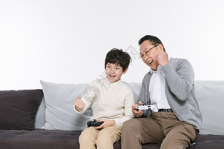 爷爷和孙子打游戏图片