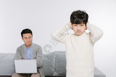 电脑孩子父亲和儿子闹别扭背景
