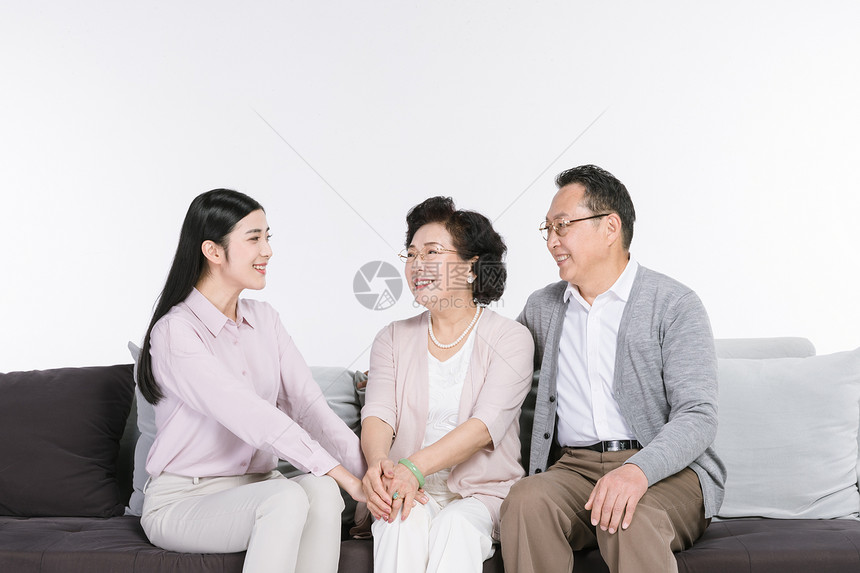 女儿与父母陪伴图片