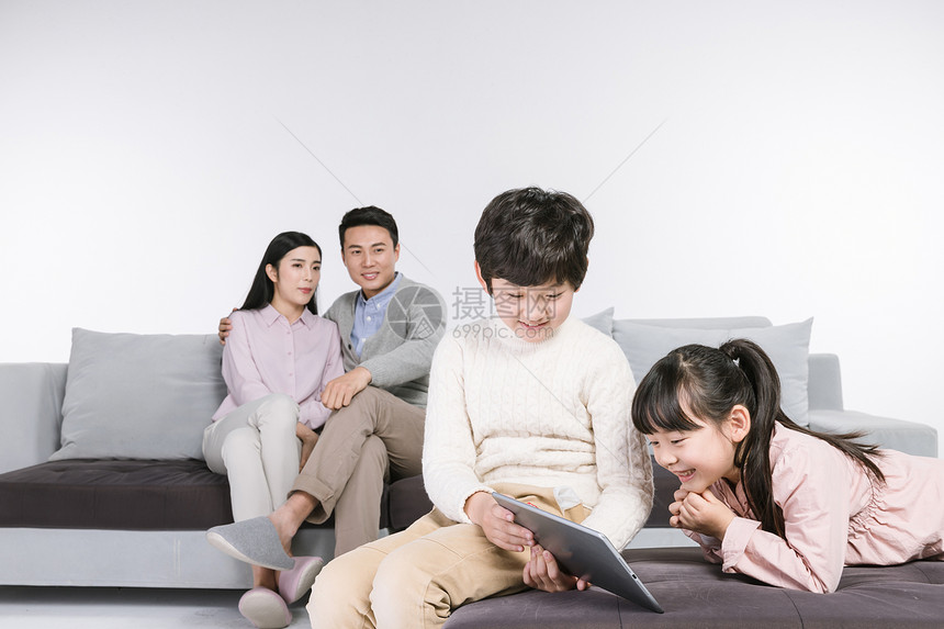 兄妹看平板电脑父母陪伴图片