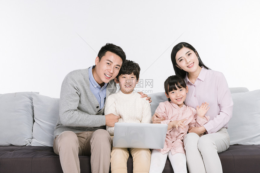 一家人看笔记本电脑 图片