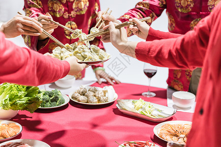 过年一家人夹饺子特写背景图片