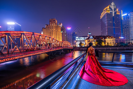 女性礼服上海外白渡桥夜景背景