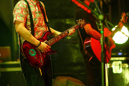 锅庄舞舞台上的吉他演奏背景