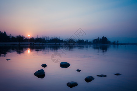 冬天石头素材冬季湖面落日背景