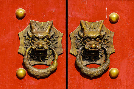 红色大门上的复古门环高清图片