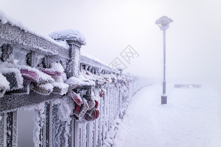 冬天雪中的爱情同心锁背景图片