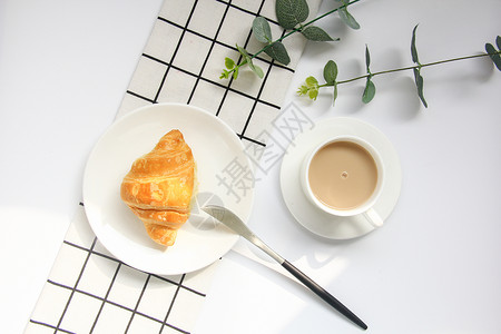 白色奶茶纸杯美味营养早餐牛角面包背景