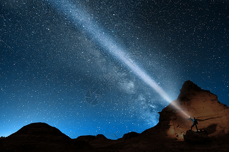 夜晚的星空山峰电筒高清图片