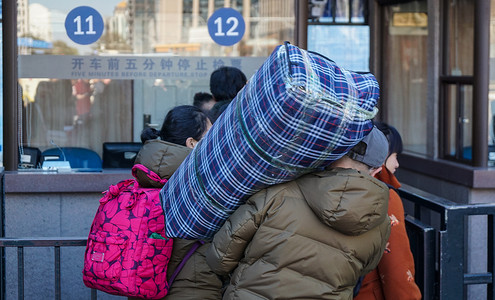 坐火车孩子北京站坐火车回家的人们背景