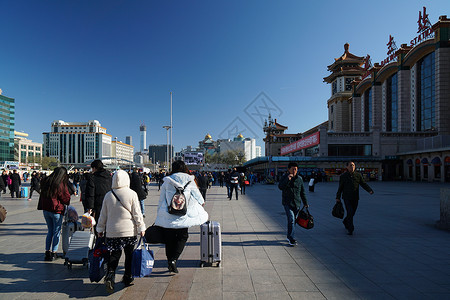 北京站坐火车回家的人们背景