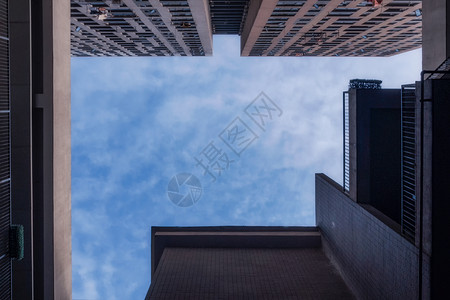 高楼大厦包围的天空高清图片