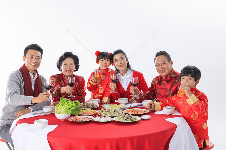 新年一家人在一起团圆聚餐图片