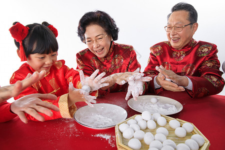 春节里大家一起吃元宵高清图片