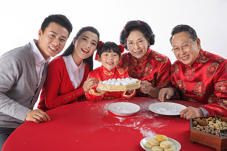 吃汤圆的孩子春节里大家一起吃元宵背景