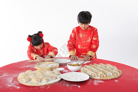 新年孩子们在包饺子图片