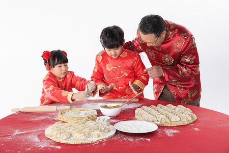 新年一家人包饺子图片