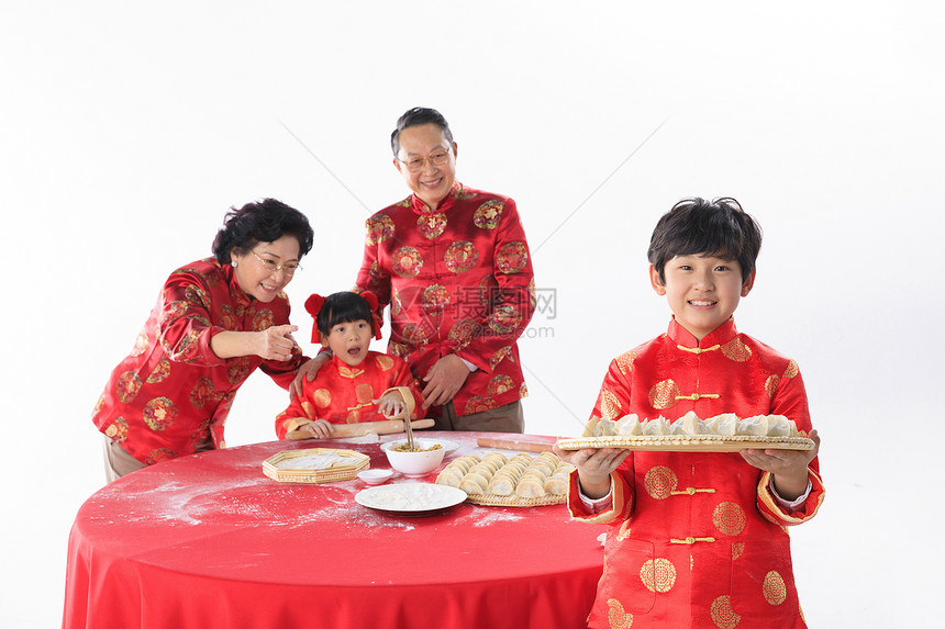 新年一家人包饺子图片