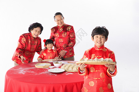 新年一家人包饺子图片