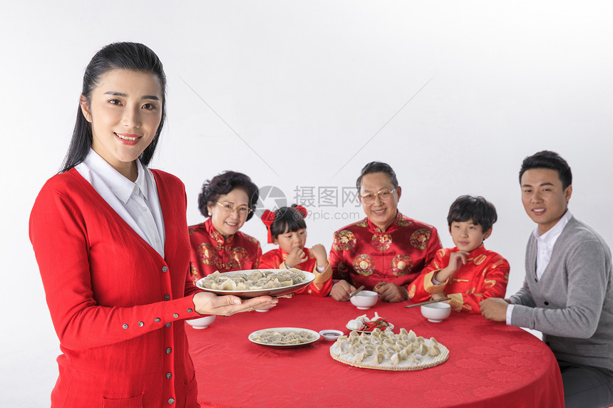 年夜饭幸福一家吃饺子图片