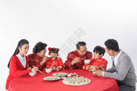 年夜饭幸福一家吃饺子图片