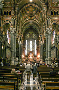 法国里昂富维耶圣母堂携手的老人背景