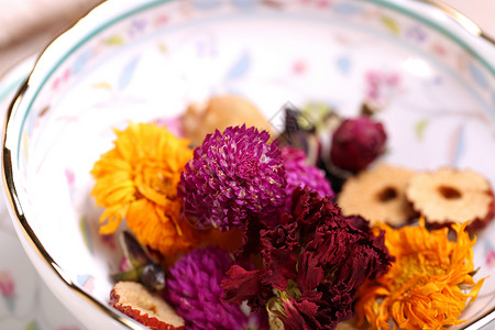 花瓷碗里的干菊花茶 场景图图片