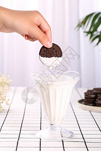 奥利奥饼干牛奶夹心巧克力高清图片