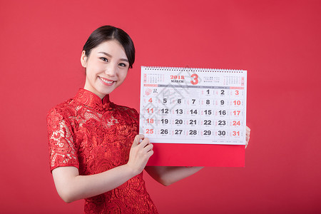 新春手持日历的东方美女背景图片