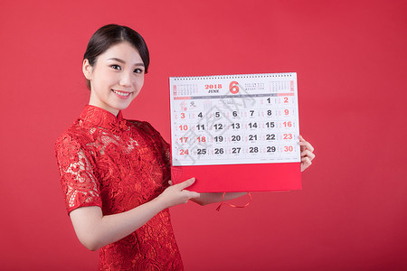 新春手持日历的东方美女背景图片