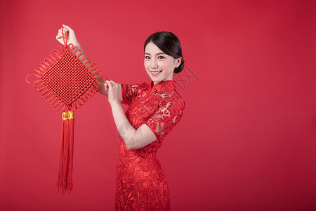 女性手拿中国结春节手拿中国结的美女背景