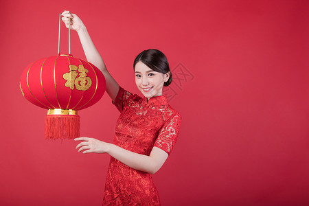春节手拿福字灯笼的美女图片