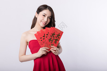 祝贺卡片新年手拿红包的可爱女孩背景