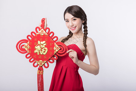 新春手拿福字中国结的女孩背景图片