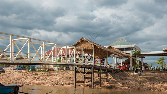 洞里萨湖水上人家码头背景图片