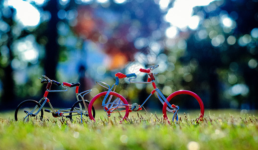绿色草地上的手工自行车模型玩具高清图片