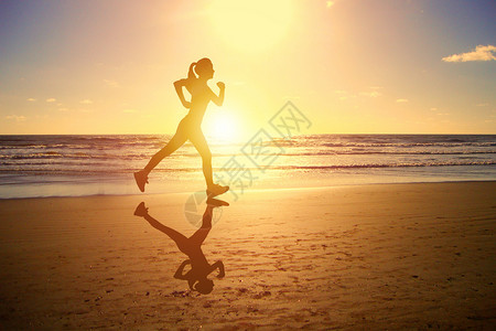 户外慢跑阳下的沙滩跑步锻炼设计图片