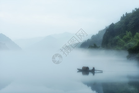 湖南郴州小东江日出东江湖雾中渔船背景