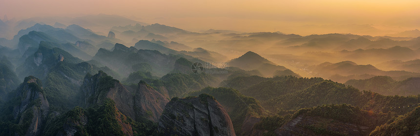 日出连绵山脉全景图片