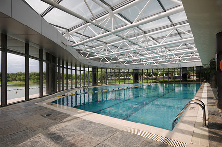 酒店内空无一人的游泳池背景图片